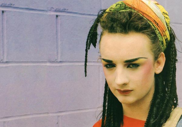 Asculta-l pe Boy George facand growl